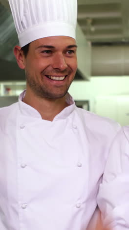 equipo de chefs poniendo las manos juntas y animando