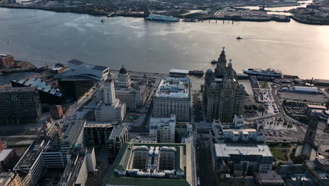 vista aérea del horizonte de liverpool inglaterra y puntos de referencia a lo largo de la costa