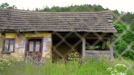 The-ruins-of-an-old-house