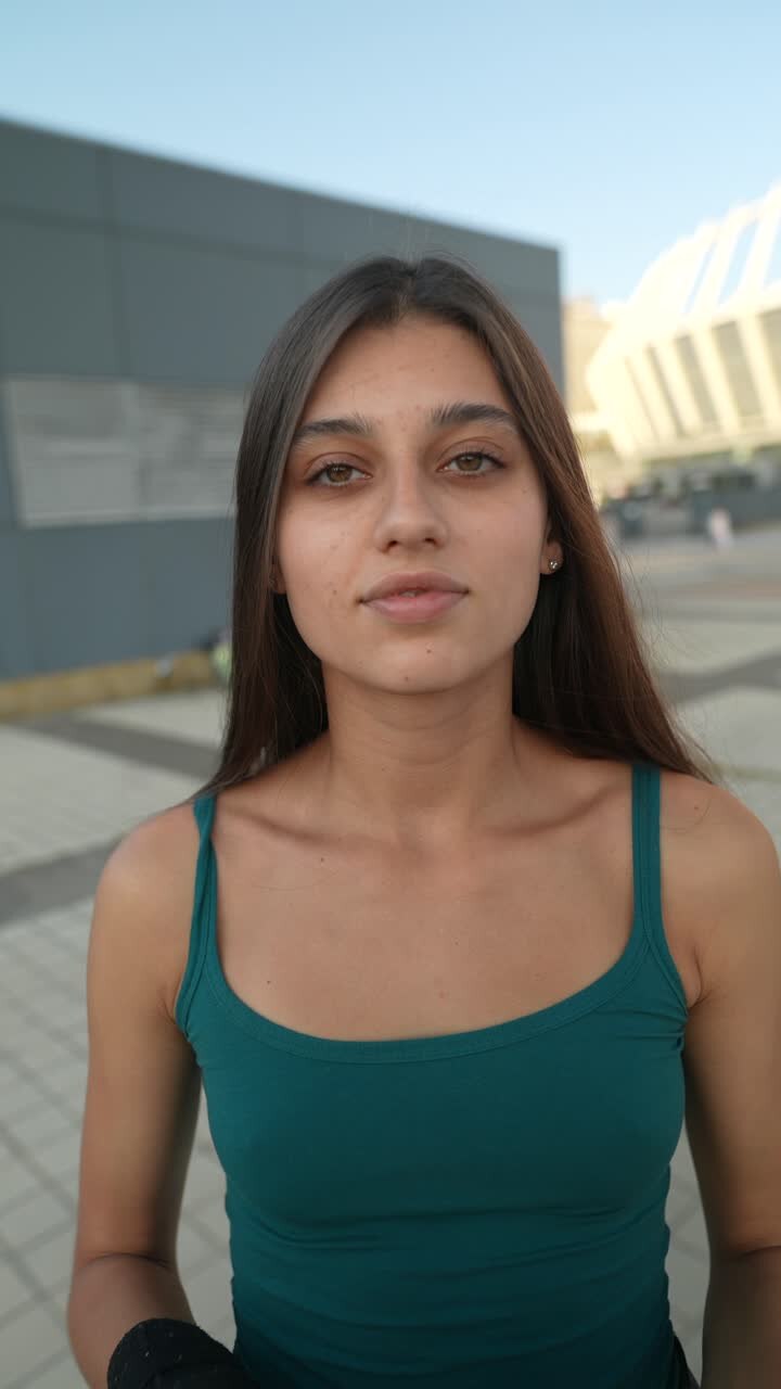 mujer joven con auriculares al aire libre