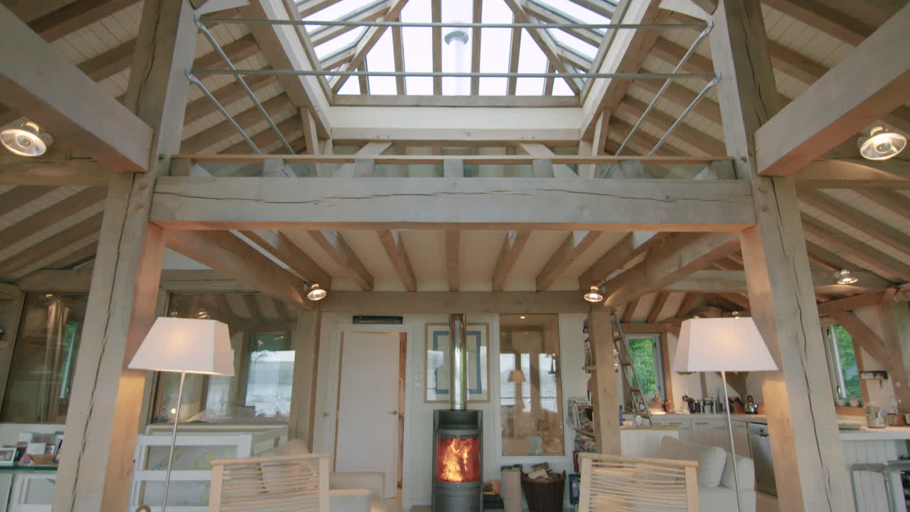 chimenea en casa moderna de lujo con vigas de madera y interior, inclinable