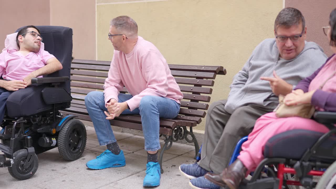 Amigos com deficiência conversando e sorrindo na calçada de uma cidade