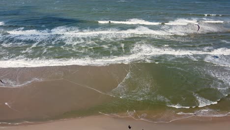 Gente-Practicando-Surf-Y-Kitesurf