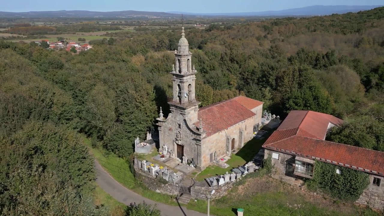 Igreja de San Martino de Porqueira em meio a bosques em Ourense, Galiza, Espanha, panorama aéreo.