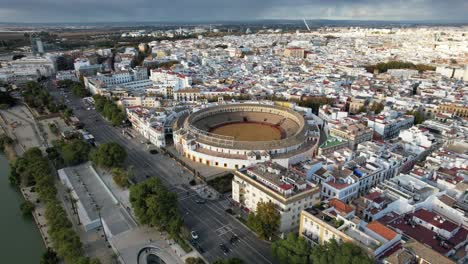 Sevilla-Antes-De-La-Tormenta,-El-Tiro-Revela-Gradualmente-La-Ciudad-Aún-Bañada-Por-La-Luz-Del-Sol,-Antena