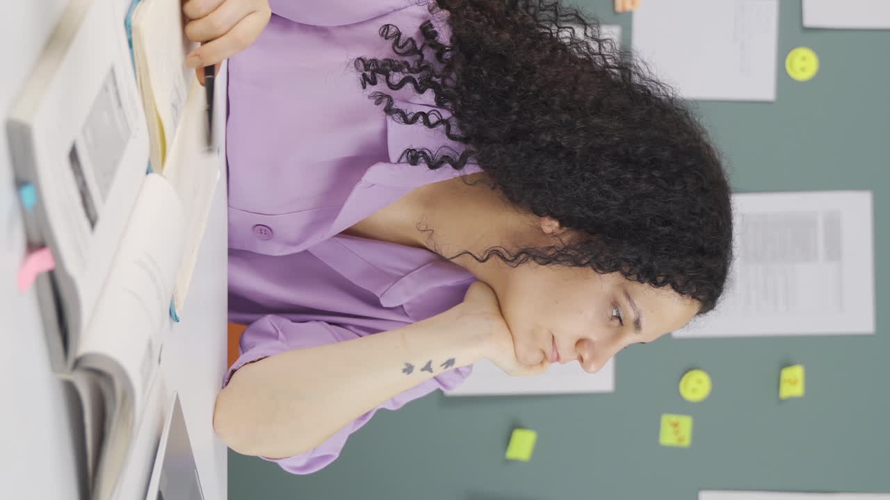 video vertical de una estudiante aburrida.