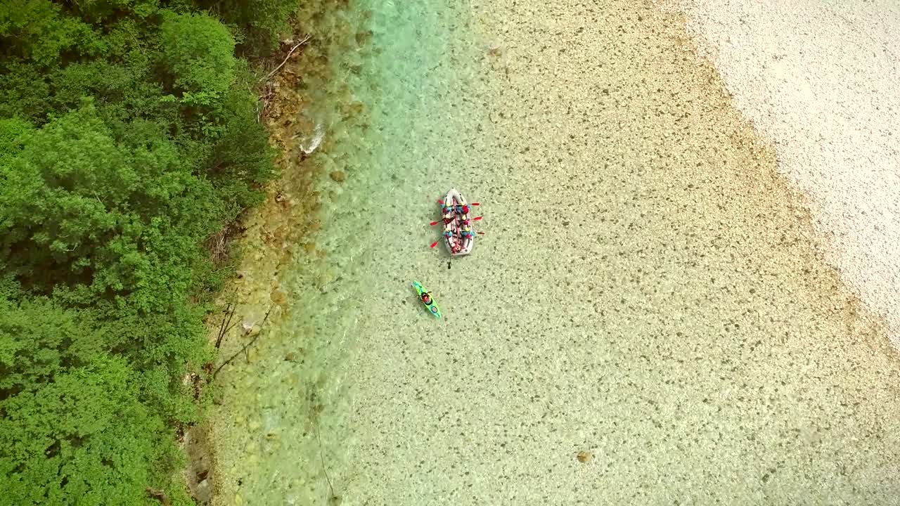 푸른색과 투명한 물에서 래프팅을 하는 사람들의 그룹의 공중 전망.