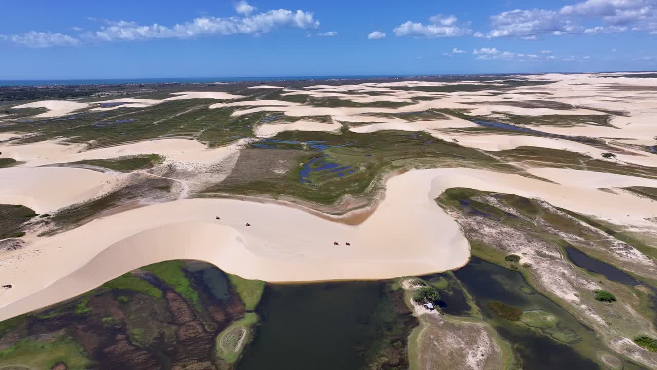 Lencois Piauienses ved Luis Correia i Piaui, Brasilien. Små naturbilleder. Portinho Lagune. Lencois Piauienses ved Luis Correia. Slyngende sandklitter. Regnvandssøer. Tropisk rejse
