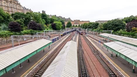 el tren se mueve a través del exuberante paisaje de edimburgo.