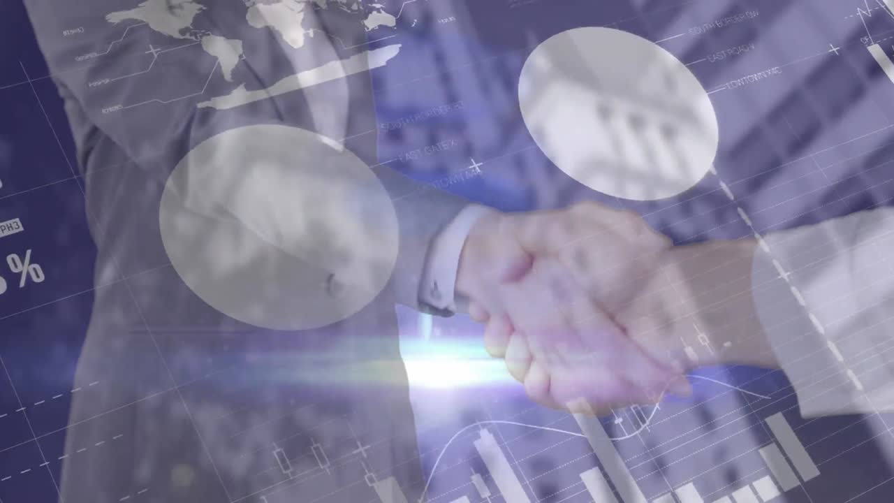 animación del procesamiento de datos financieros sobre la bandera estadounidense, el apretón de manos del empresario y el paisaje urbano