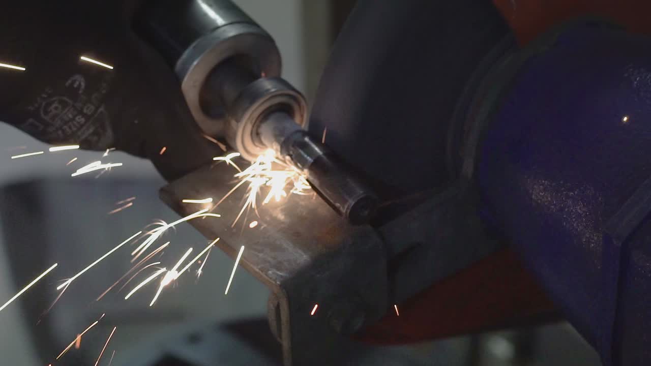 las chispas de la rueda de molienda en cámara lenta