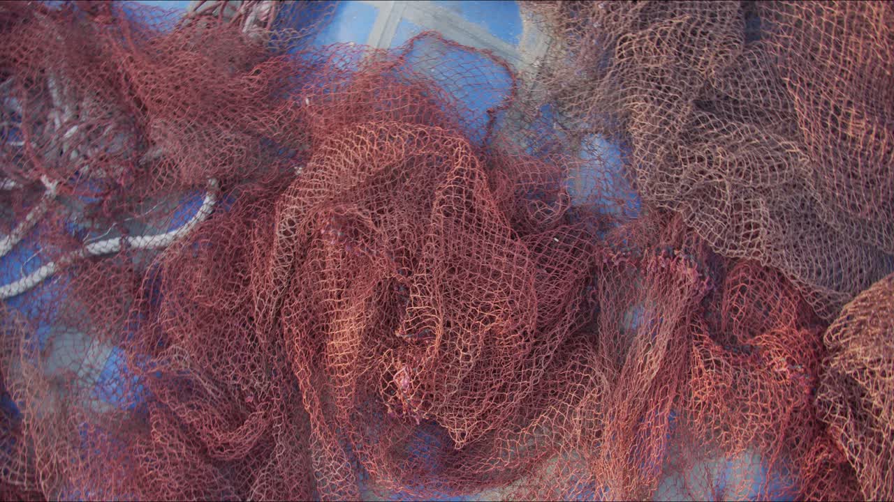 red de pesca desde arriba durante la puesta de sol en los muelles de porto, portugal