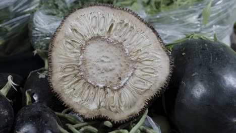 jackfruit cortado por la mitad en la tienda de verduras para la venta por la noche