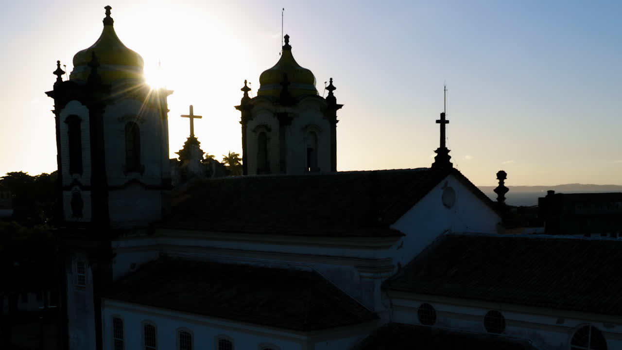 vista aérea de la iglesia de nuestro señor do bonfim, la parte trasera, el vecindario y el océano en el fondo, al atardecer, salvador, bahía, brasil