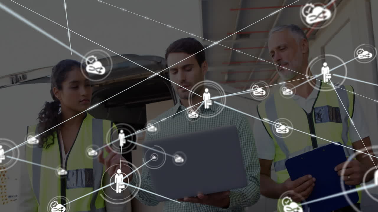 utilizando portátiles, trabajadores diversos con conexiones de red y animación de procesamiento de datos