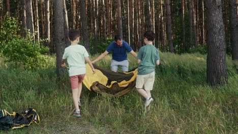 acampar en familia en la naturaleza