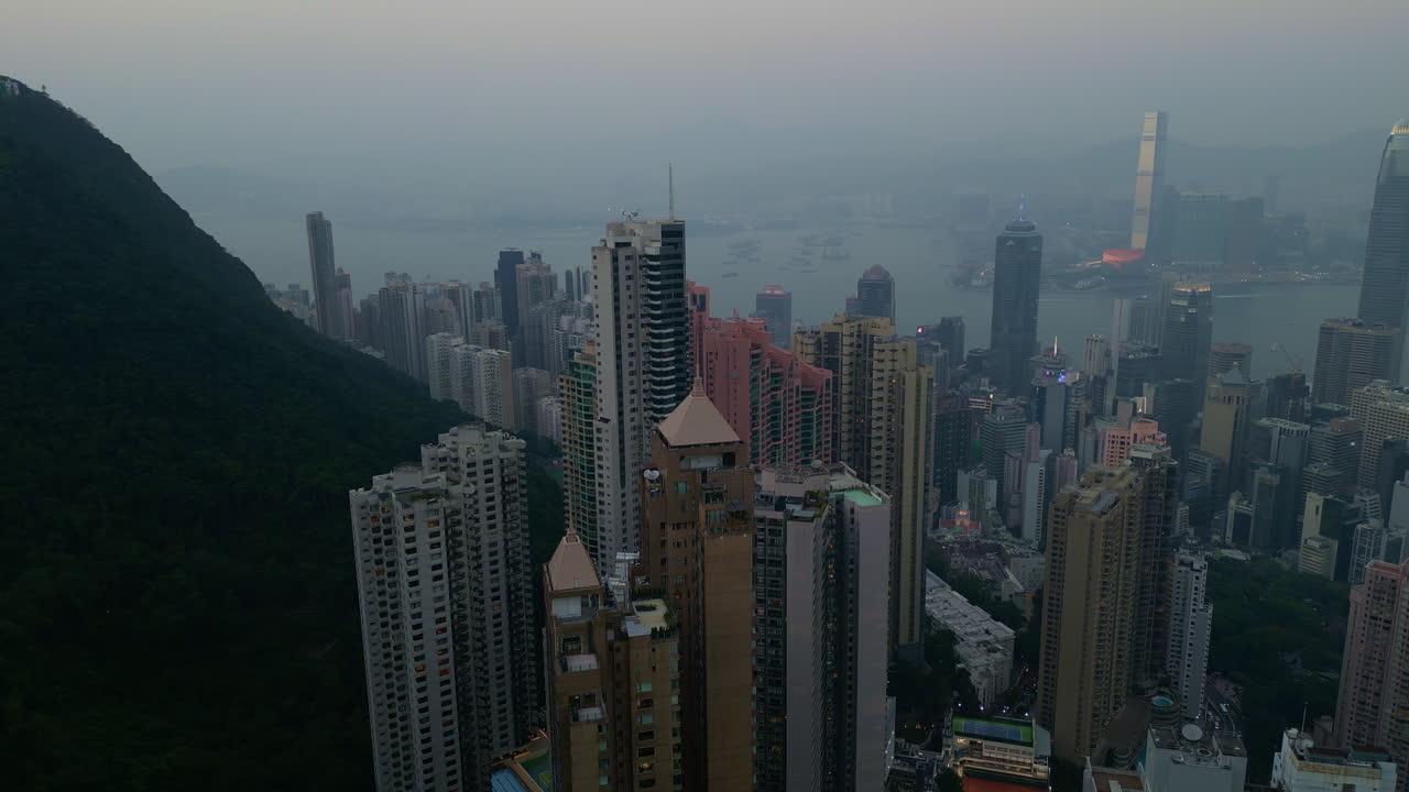 Vista aérea do horizonte da cidade de Hong Kong e do Porto Victoria ao entardecer