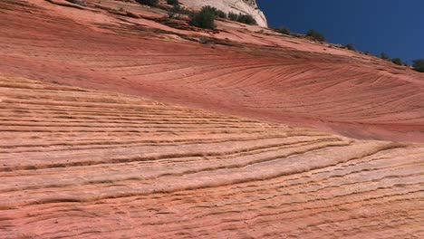 pomarańczowe warstwy sedymentacji w suchym krajobrazie parku narodowego zion, usa