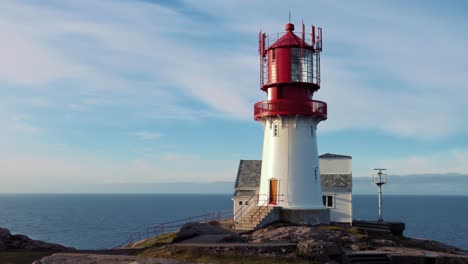 Der-Leuchtturm-Lindesnes-Ist-Ein-Küstenleuchtturm-An-Der-Südlichsten-Spitze-Norwegens.-Das-Licht-Kommt-Von-Einer-Fresnellinse-Erster-Ordnung,-Die-Bis-Zu-17-Seemeilen-Weit-Sichtbar-Ist