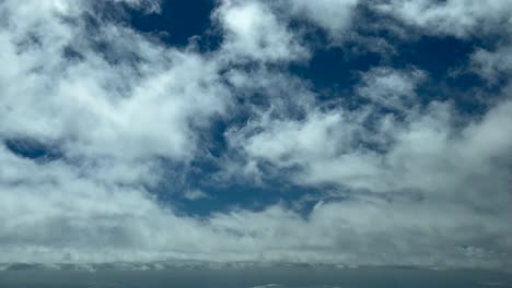 piloto pov volando a través de algunas nubes esponjosas en una espléndida mañana