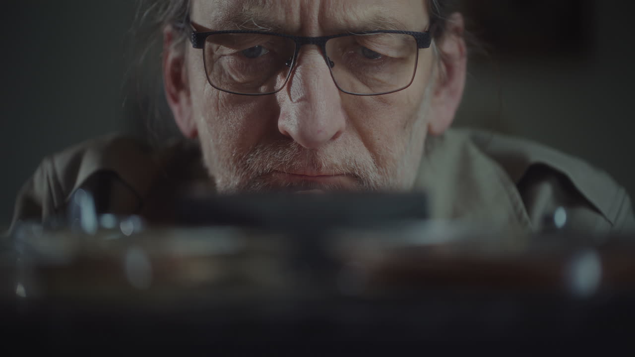 el espía escucha grabaciones discretas.