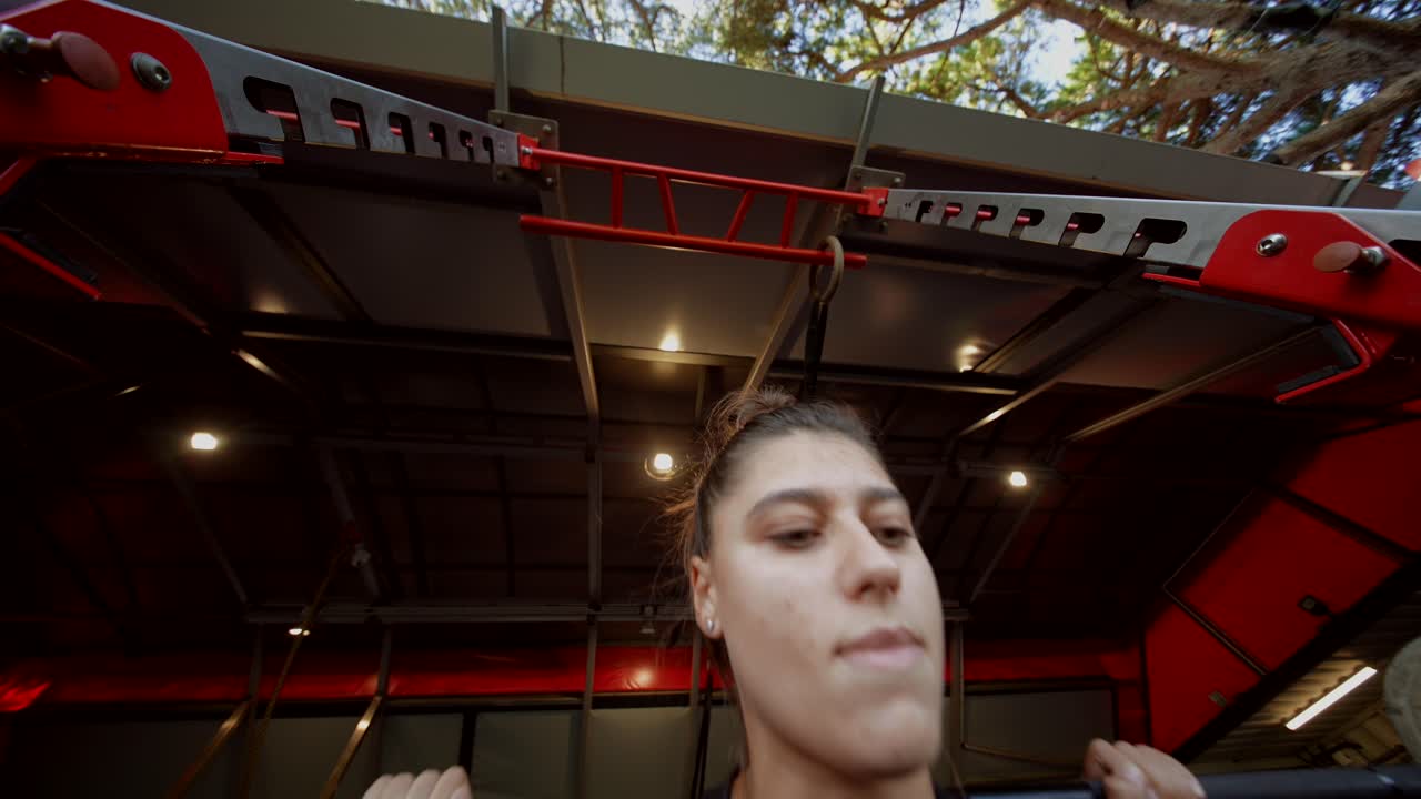 체육관 에서 웨이트 리프팅 하는 여자