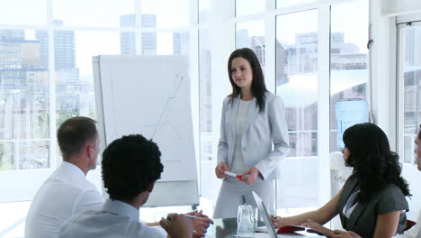 equipo de negocios hablando en una presentación
