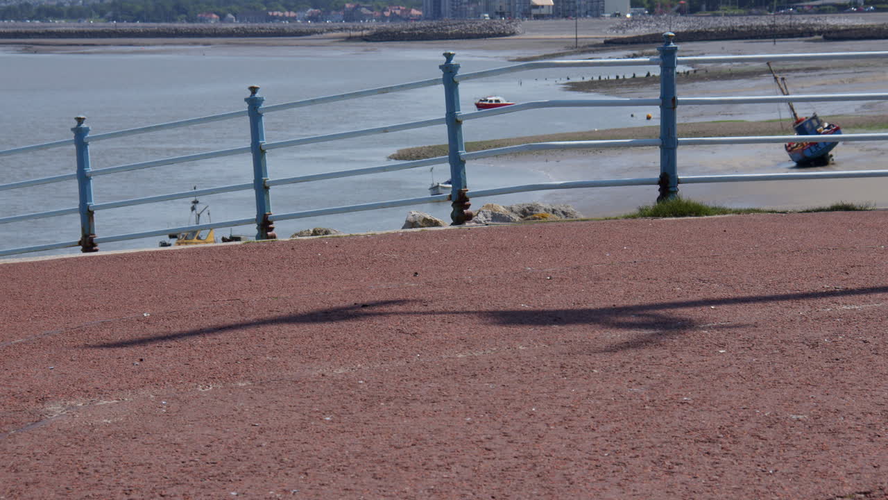 Foto da sombra do radar no mastro do sistema de monitoramento costeiro em Trafalgar Point, cais de pedra em Morecambe