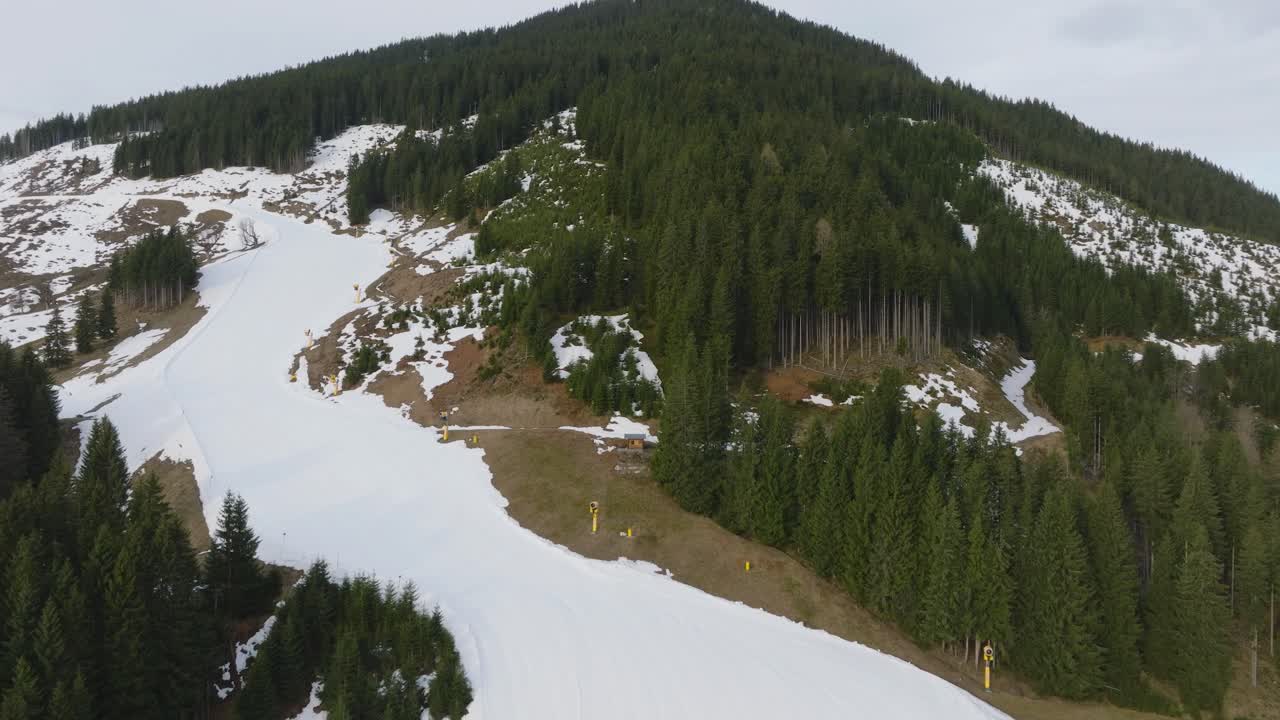 fotografía aérea de la estación de esquí de saalbach-hinterglemm en austria con nieve derretida, que muestra la transición del invierno a la primavera, vista ascendente