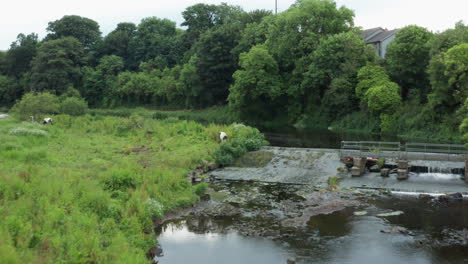 Luftaufnahme-Mit-Blick-Auf-Den-Fluss-Und-Die-Wasserstraße-Mit-Damm