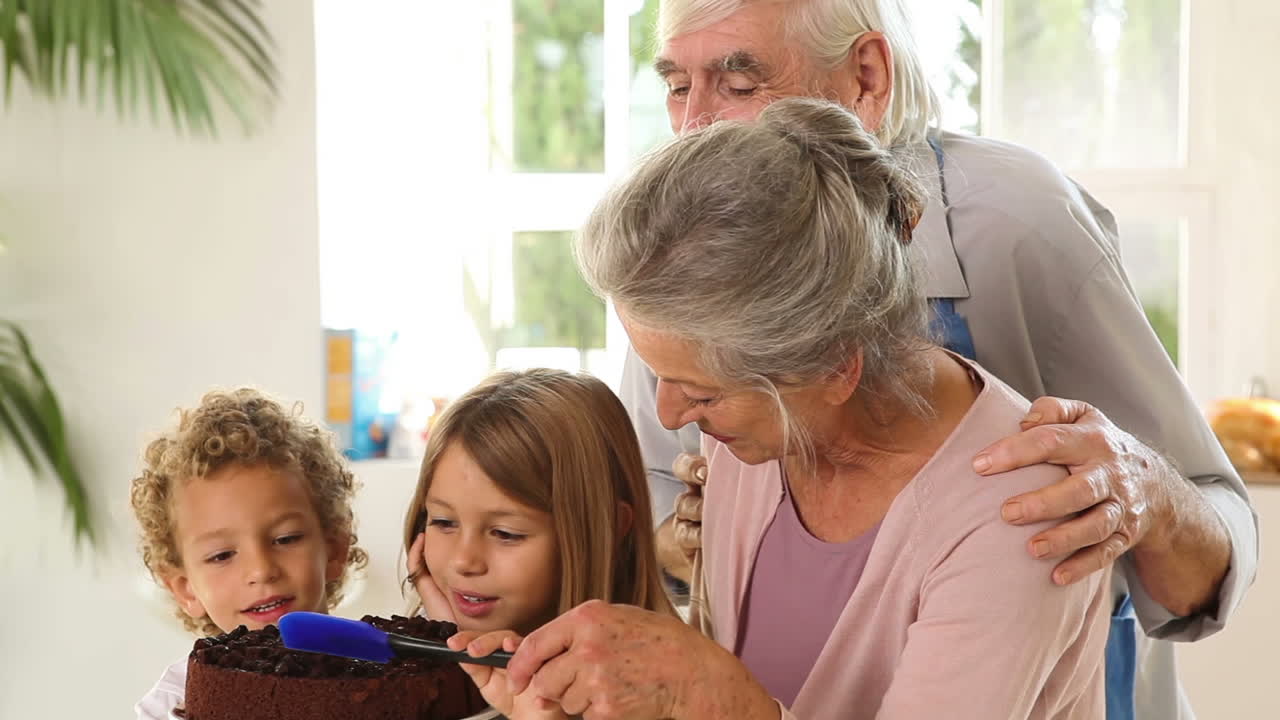 Nonni e nipoti che preparano la salsa al cioccolato.