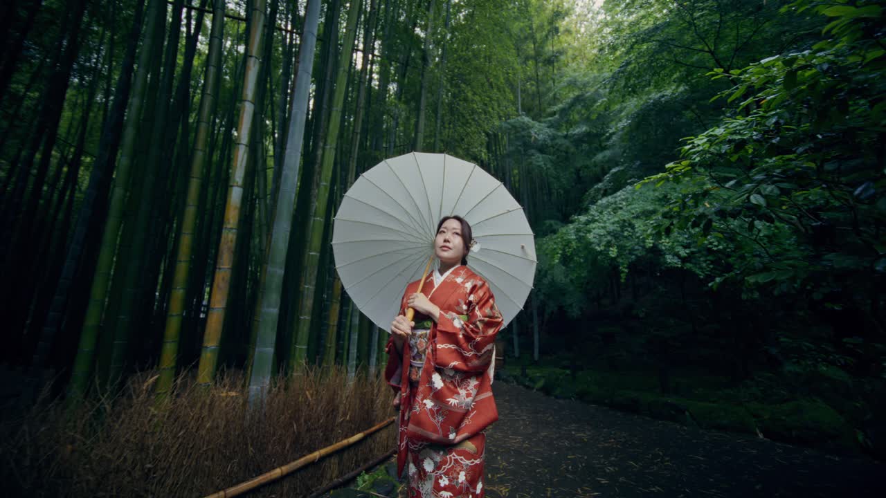 Donna in Kimono in una foresta di bambù