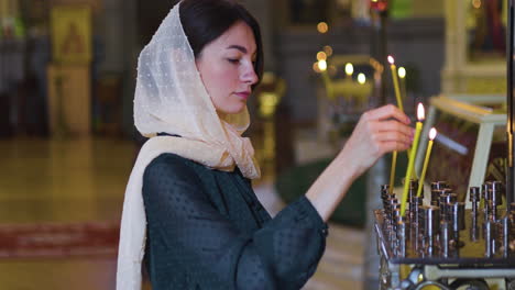 mujer en la iglesia