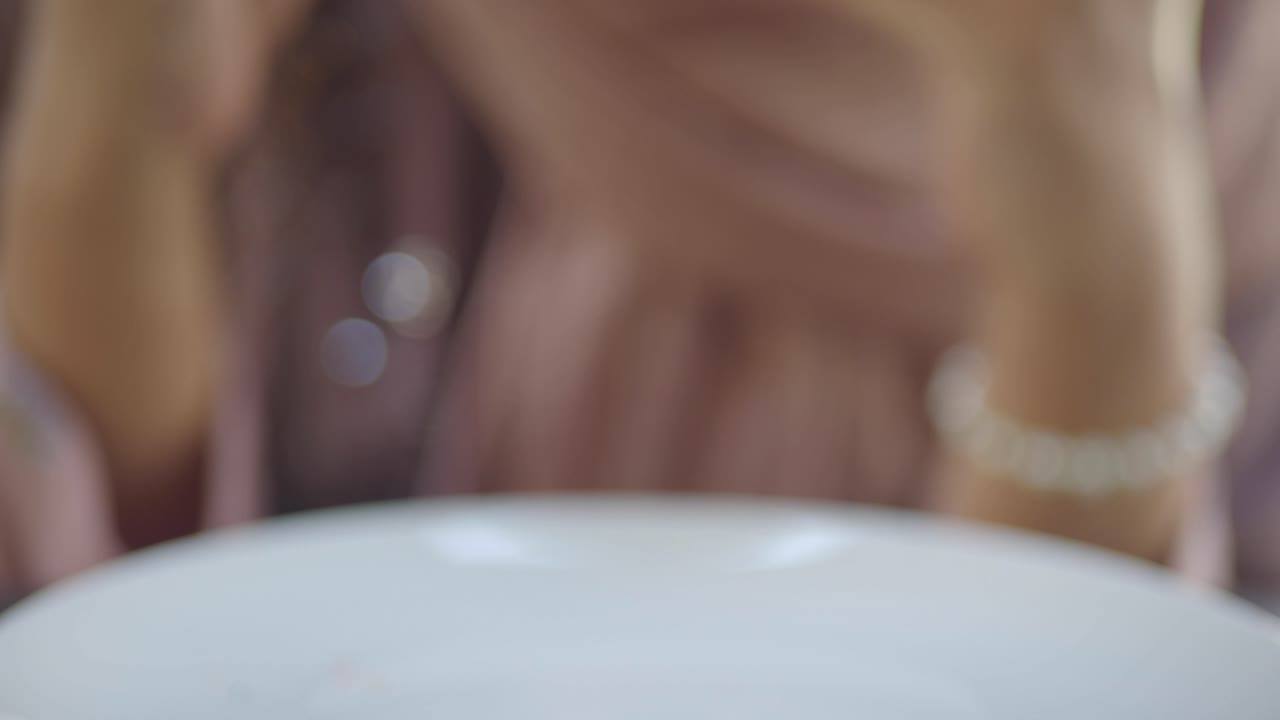 cerca de una galleta de chispas de chocolate que se sostiene en las manos de alguien