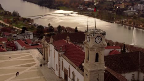 Vista-Aérea-De-Coimbra-De-La-Torre-Del-Reloj-De-La-Universidad-Con-Imágenes-De-Aviones-No-Tripulados-De-La-Bandera-De-Portugal-Del-Casco-Antiguo-De-La-Ciudad