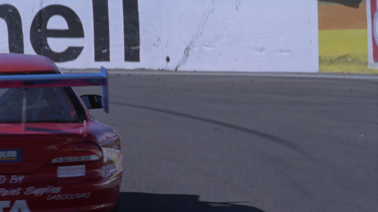 un coche de carreras conduce en una pista de circuito 2