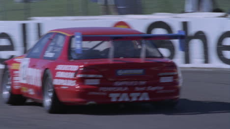 un coche de carreras conduce en una pista de circuito 2