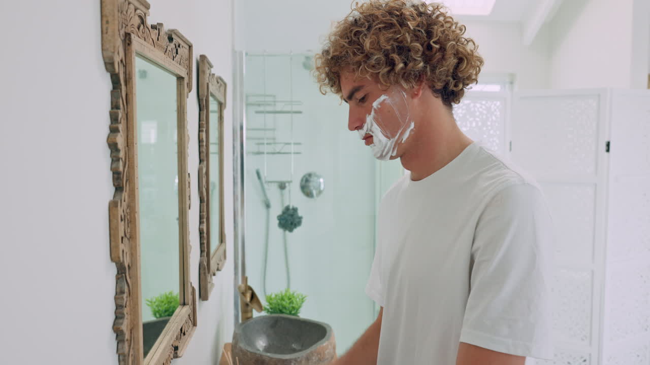 Uomo, viso o rasatura nello specchio del bagno