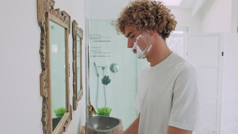 hombre, cara o afeitado en el espejo del baño
