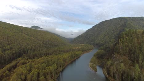 vuelo hacia el valle de la niebla