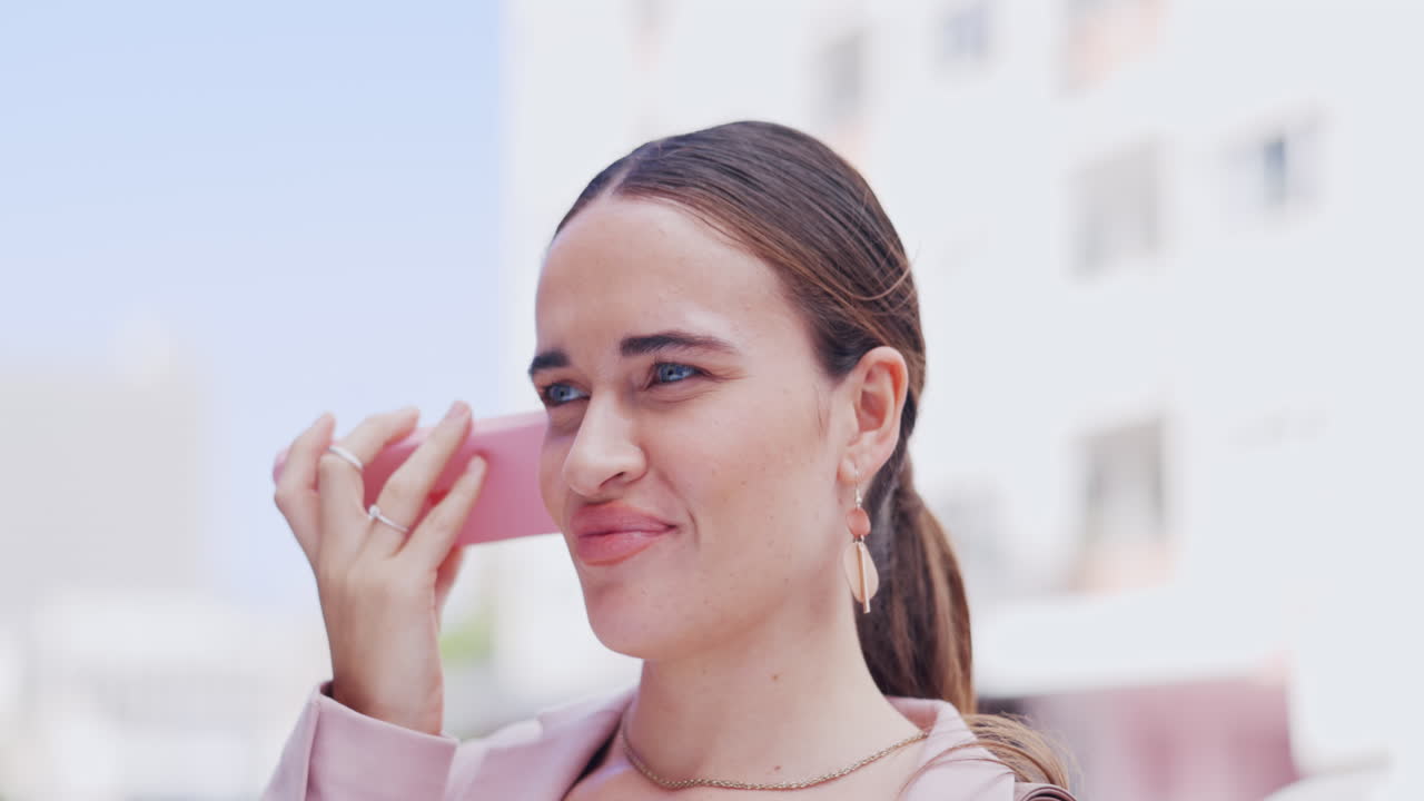 llamada telefónica de altavoz, cara y mujer feliz