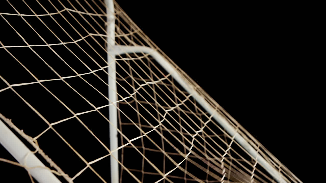 Siyah arka planda kale direği içinde futbol topu 4K