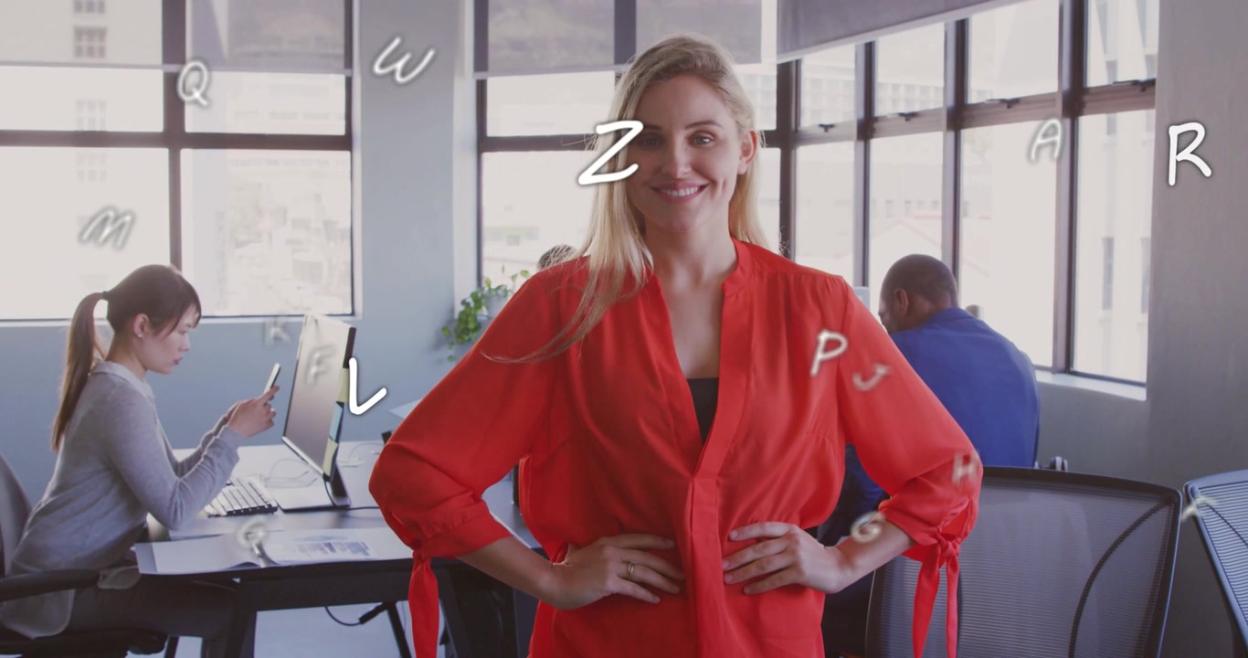 Donna in piedi in ufficio, con lettere che appaiono dai bordi per il branding, e la sua espressione che si trasforma in un sorriso