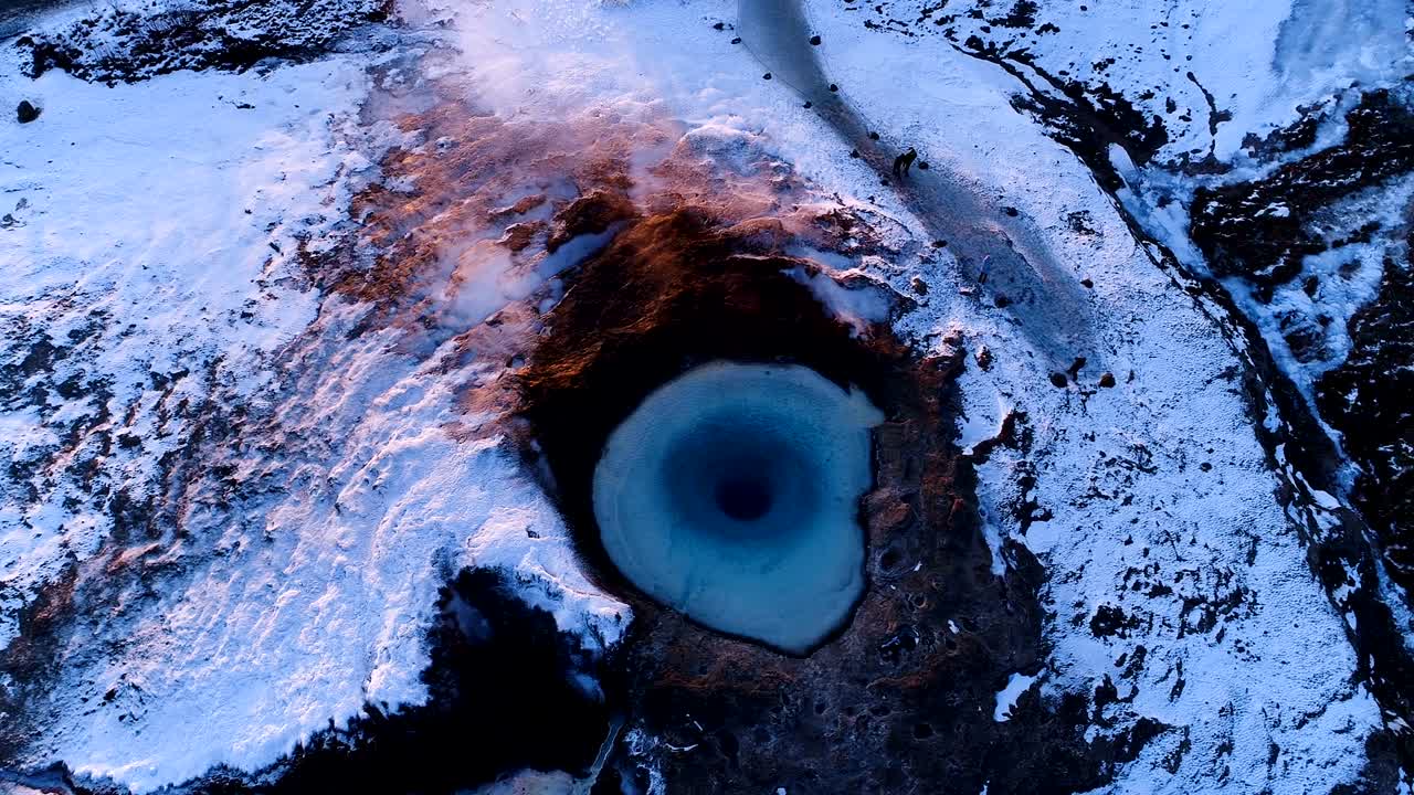 아이슬란드 게이시르의 게이저 위의 파노라마 뷰: 은 해가 지는 에 사람들이 게이저를 둘러싸고 고 있는 게이저에서 연기가 어나오고 있다.