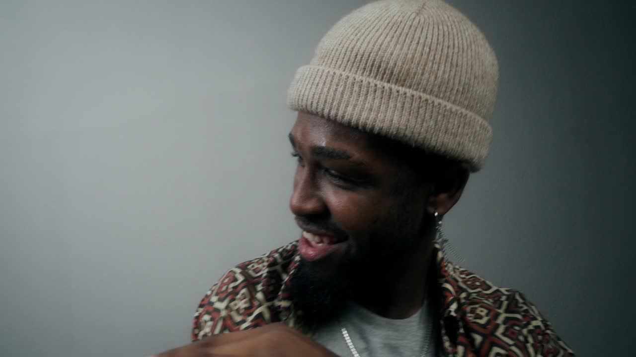 hombre feliz con sombrero beige