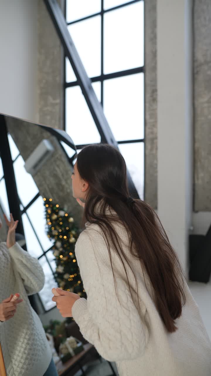 거울 앞 에서 메이크업 을 하는 여자