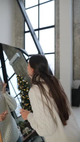 mujer aplicando maquillaje frente a un espejo