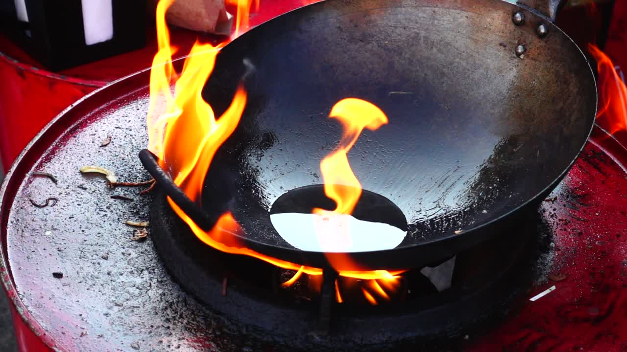Asiatisk køkken. Madlavning i en wokpande. Slow motion