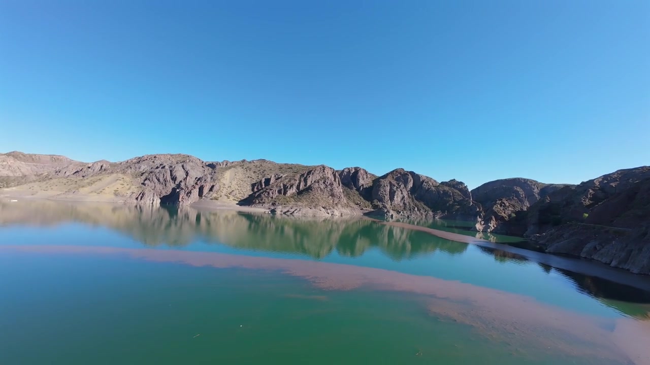 Arjantin, Mendoza, San Rafael'deki Atuel Kanyonu'nda bulunan Valle Grande Barajı'nda yürüyen yetişkin ve çocuk, Embalse Valle Grande, hidroelektrik altyapısı ve çevredeki kanyon jeolojisine bakıyor, alçak FPV ileri