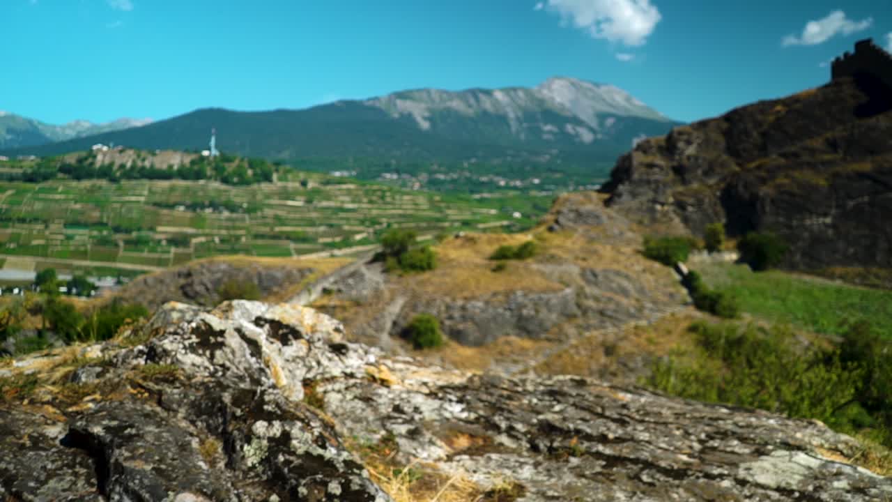 hermosa vista de los alpes suizos pueblo de sión con rocas en primer plano